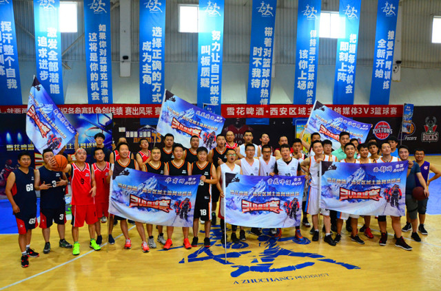 “在外滩逛了五分钟，耳边飘过的外语比普通话还多”